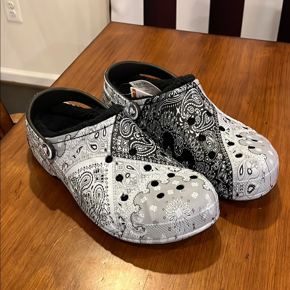 Crocs Baya Lined Printed Bandanna Clog Shoes Sandals new black grey Mens Size 13